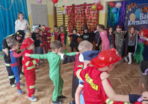 Dzieci w przebraniach bawią się na balu