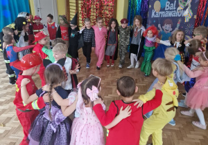 Dzieci w przebraniach bawią się na balu
