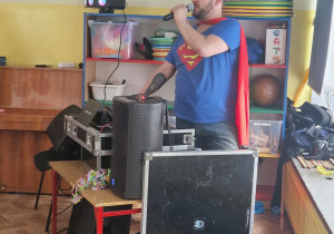 DJ w przebraniu Spider-mana