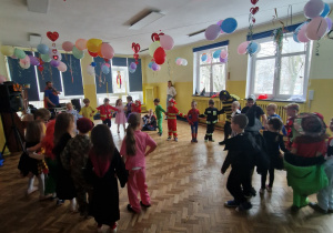 Dzieci w przebraniach bawią się na balu
