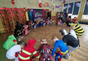 Dzieci w przebraniach bawią się na balu