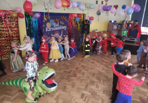 Dzieci w przebraniach bawią się na balu