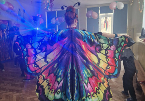 Pani w przebraniu motyla