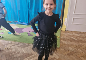 Dziewczynka w przebraniu myszki pozuje do zdjęcia