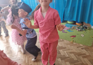 Dzieci w przebraniach bawią się na balu
