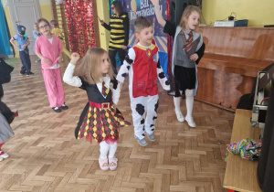 Dzieci w przebraniach bawią się na balu