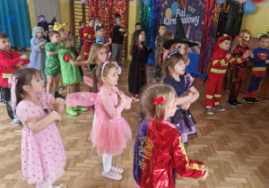 Dzieci w przebraniach bawią się na balu