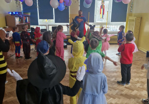 Dzieci w przebraniach bawią się na balu