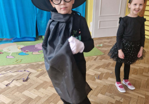 Dzieci w przebraniach pozują doa zdjęcia