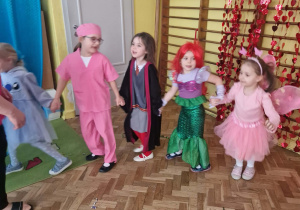 Dzieci w przebraniach bawią się na balu