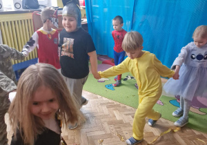 Dzieci w przebraniach bawią się na balu