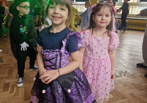 Dziewczynki w przebraniach karnawałowych pozują doa zdjęcia