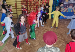 Dzieci w przebraniach bawią się na balu