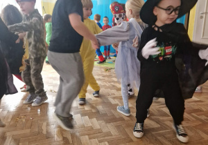 Dzieci w przebraniach bawią się na balu