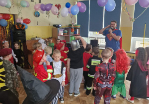Dzieci w przebraniach bawią się na balu