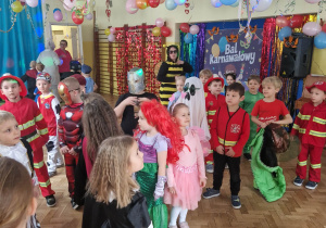Dzieci w przebraniach bawią się na balu