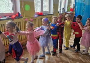Dzieci w przebraniach bawią się na balu