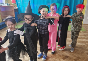 Dzieci w przebraniach bawią się na balu