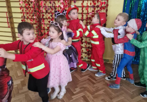 Dzieci w przebraniach bawią się na balu