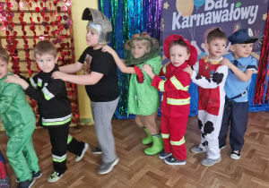 Dzieci w przebraniach bawią się na balu