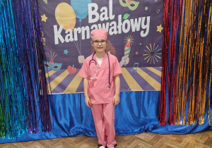 Dziewczynka w stroju lekarza pozuje doa zdjęcia