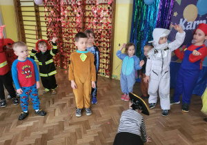Dzieci w przebraniach bawią się na balu