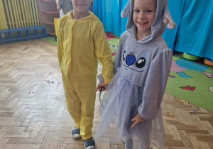 Dzieci w przebraniach pozują do zdjęcia