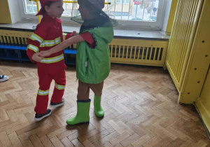 Chłopcy w przebraniach tańczą na balu