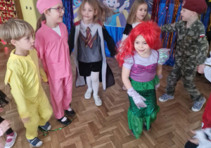 Dzieci w przebraniach bawią się na balu