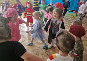 Dzieci w przebraniach bawią się na balu