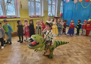 Dzieci w przebraniach bawią się na balu