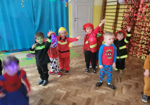 Dzieci w przebraniach bawią się na balu