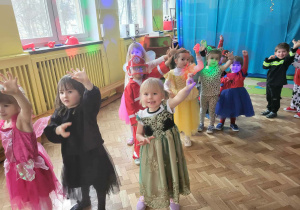 Dzieci w przebraniach bawią się na balu