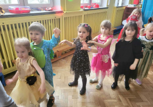 Dzieci w przebraniach bawią się na balu