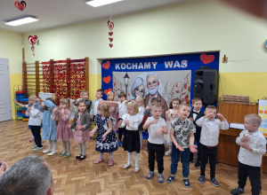 Dzieci tańczą dla dziadków