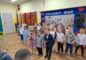 Dziewczynka mówi wierszyk