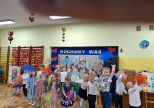 Dzieci tańczą z kolorowymi chustami