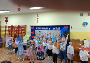 Dzieci tańczą z kolorowymi chustami