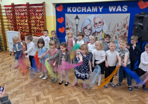 Dzieci tańczą z kolorowymi chustami