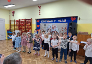 Dzieci śpiewają piosenkę