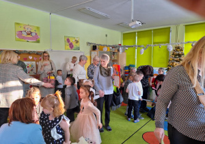 Dzieci z dziadkami lub rodzicami