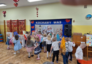 Dzieci śpiewają piosenkę