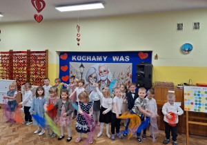 Dzieci tańczą z kolorowymi chustami