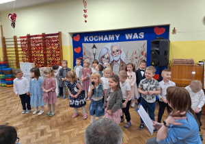 Dziewczynka mówi wierszyk