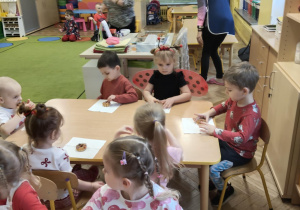 Dzieci jedzą babeczki