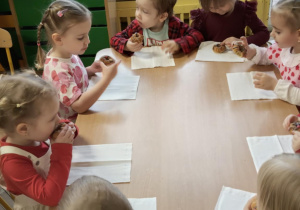 Dzieci jedzą babeczki