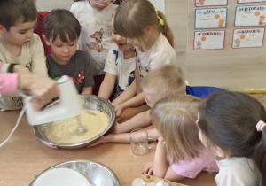 Dzieci miksują składniki na babeczki