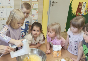 Dziewczynka miksuje babeczki