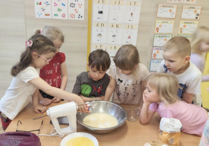 Dzieci miksują składniki na babeczki