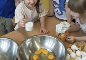 Dziewczynka wsypuje cukier do miski